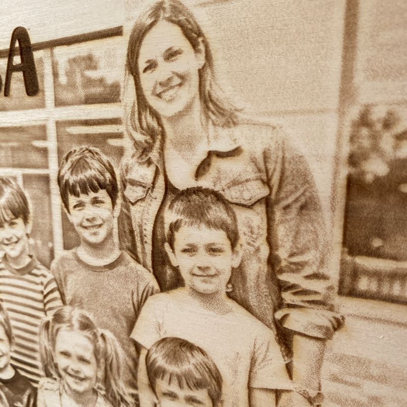 Foto di Classe incisa su legno - Regalo emozionante per la tua Maestra